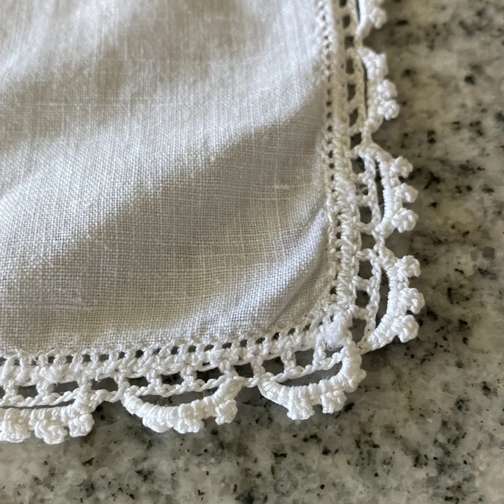 Elegant Set Of 5 Vintage Madeira White Lace Trim Napkins! - Picture 3 of 4